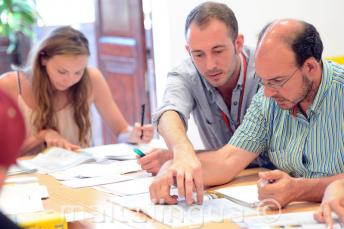 수업 중 학생에게 무언가를 설명하는 영어 교사