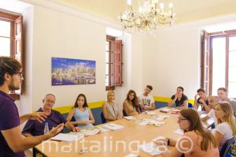 영어 수업 중인 학생들로 가득 찬 교실에서 강의를 하는 교사