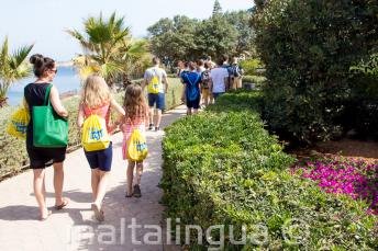 교사가 학생들을 데리고 야외 영어 수업을 진행하다
