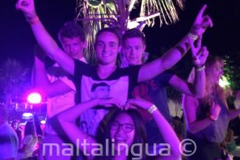 학교 환영 파티에서 춤추는 4명의 학생들