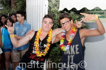 학교에 다니는 학생들이 참여하는 환영 바비큐 행사