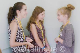 초등학생 대상 프로그램 참가 학생들이 초등학교에서 수다를 떨고 있다