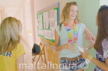 휴식 시간에 학생들과 함께 있는 그룹 리더