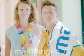 학교 깃발을 달고 있는 십대 영어 학습자