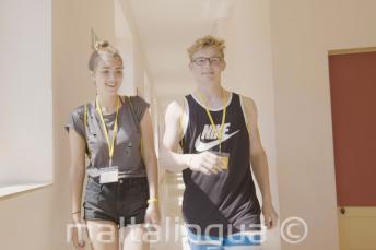 언어 학교를 지나가는 십대 소년과 소녀