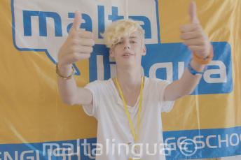 여름 학교 학생이 엄지손가락을 치켜세우며