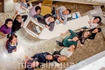 어학 학교 리셉션에 있는 케이크