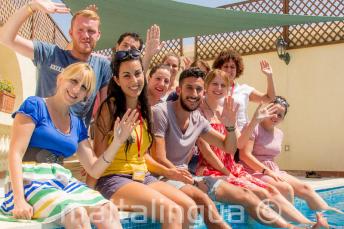 저희 팀은 학생들이 언어 과정을 최대한 활용할 수 있도록 최선을 다하고 있습니다.